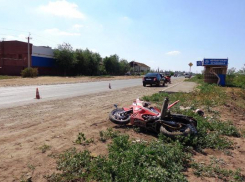 Мотоциклист по дороге в Ленинск протаранил остановку общественного транспорта