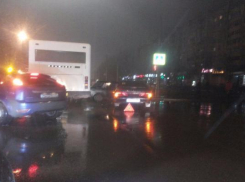 Из-за ДТП с автобусом улица Мира в Волжском встала в пробке