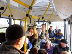 Резко притормозивший водитель автобуса «уронил» пассажирку в Волжском