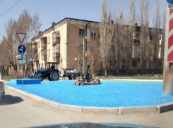 Жара подействовала: в кислотные цвета покрасили Волжский