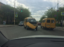 В Волжском на перекрестке столкнулись маршрутка №3 и «легковушка»