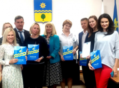 Мэр Волжского наградил депутата из пятерки самых богатых в гордуме