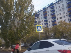 В Волжском на опасном переходе появился светофор на солнечных батареях