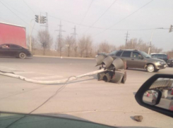 Светофорный столб прилег отдохнуть в Волжском