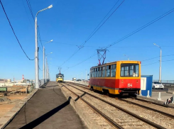 В Волжском на путепроводе по улице Александрова укладывают асфальт