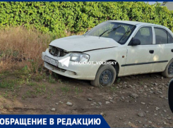 Брошенная машина уже год стоит на улице в СНТ Волжского