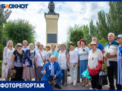 Планы на памятник Медведеву и одежда в стиле 50-х: в Волжском прошел митинг на 70-летие города