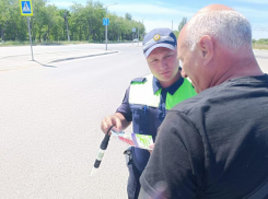 В Волжском серьезно поговорили с водителями о безопасности летом