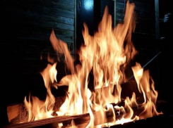 Замыкание проводки привело к пожару в бане в Волжском