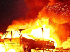 В Волжском на улице Свердлова сгорела иномарка