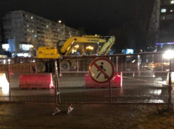 Движение затруднено: на Оломоуцкой в Волжском возобновили работы после прорыва трубы