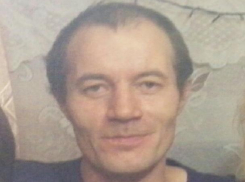 На остановке в поселке Металлург бесследно пропал 42-летний Виктор Архипов