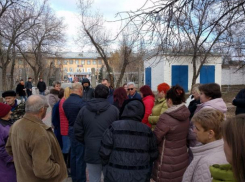  Предприниматели и жители окрестных домов требуют у властей разбить парковку у «Русича» в Волжском