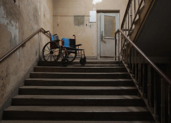 В Волжском УК засудила мать ребенка-инвалида за коляску в подъезде: облсуд отменил решение о наказании