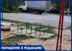 Детская площадка в Волжском превратилась в свалку