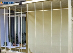 Экс-полицейский из Волжского грабил и вымогал деньги у граждан