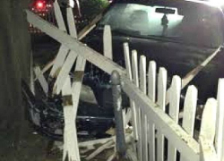 Под Волгоградом при обгоне автомобиль въехал в забор и сбил насмерть пешехода