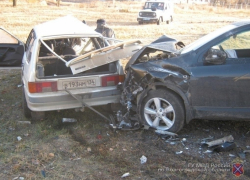 Под Волгоградом водитель ВАЗа угробил себя и супругу, пытаясь обогнать иномарку 