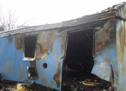 Небольшой вагончик вспыхнул ранним утром в Волжском