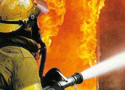 В однокомнатной квартире в Волжском загорелись домашние вещи