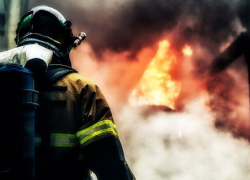 Пожар уничтожил сразу 4 постройки в Волжском