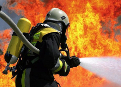 Во время двух пожаров в Волжском спасатели эвакуировали 32 человека