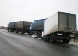 В Калачевском районе в тройном ДТП столкнулись большегрузы: один пострадавший