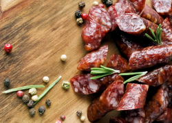 В Волжском воры вскрыли гараж ради 100 килограммов колбасы