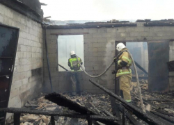 Масштабный пожар на окраине Волжского тушили сотрудники МЧС