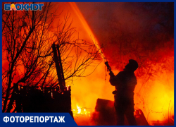 Страшный пожар полыхает в частниках Волжского: фоторепортаж
