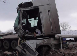 На трассе под Волгоградом из-за легковушки опрокинулся магистральный тягач "Рено Магнум"