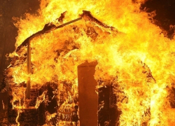 На западе Волгограда загорелась 17-этажка 