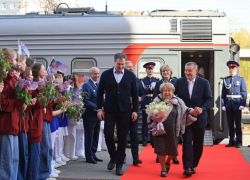 Голуби, оркестр и объятия губернатора: легендарную землячку Александру Пахмутову на вокзале в Волгограде встречали слезами и вальсом