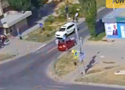 Молодая девушка на иномарке снесла волжанку на "зебре"