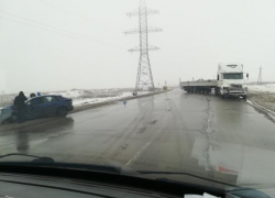 Иномарка и грузовик врезались на новом мосту в Волжский