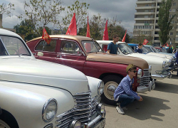 Отлакированные «Победы», «Москвичи» и «Волги» показали на ретро-пробеге в Волжском