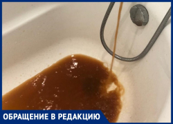 Младенцы купаются в ржавой воде в Волжском
