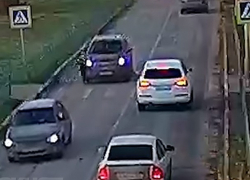 Школьника, попавшего под машину около лицея №1, госпитализировали в Волжском