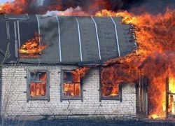 В Средней Ахтубе хуторянин замерз и спалил дом