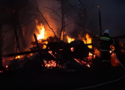 Под обломками сгоревшего дома пожарные обнаружили тело мужчины