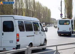 В Волжском пассажир маршрутки попал в больницу после падения в салоне
