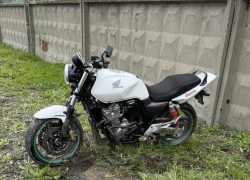 В Волжском мотоциклист без прав влетел в бетонный забор прямо у опоры ЛЭП