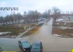 «В себя поверил»: авария на перекрестке в Волжском попала на видео