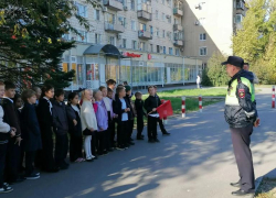 В Волжском первоклассников научили переходить дорогу