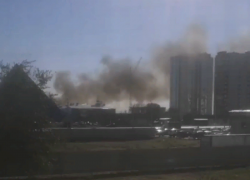 Горит 500 квадратных метров: большой пожар в Волжском попал на видео