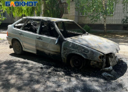 Машина сгорела во дворе Волжского ночью: видео