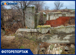 Бетонные стены на пустыре и комнаты под землей нашли в Волжском: фоторепортаж