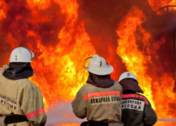 Из-за короткого замыкания сгорела летняя кухня в Среднеахтубинском районе