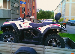 Волжанин на квадроцикле врезался в торговый павильон и опрокинулся