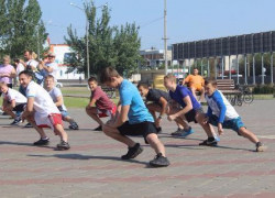 Волжане провели утреннюю зарядку вместе с чемпионом России по спортивной гимнастике Геннадием Савельевым 